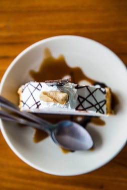 Dondurmalı pasta beyaz tabak, Tayland.