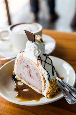 Dondurmalı pasta beyaz tabak, Tayland.