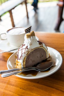 Dondurmalı pasta beyaz tabak, Tayland.