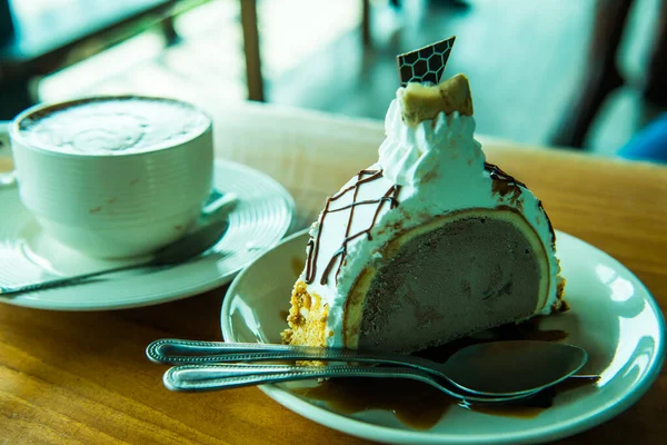 Eiskuchen Auf Weißem Teller Thailand — Stockfoto