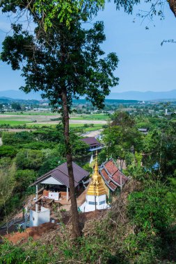 Tayland 'ın Chiang Rai bölgesinde pirinç tarlası olan Budizm binası..