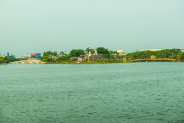Nong Somboon Gölü, Tayland 'daki asma köprü..