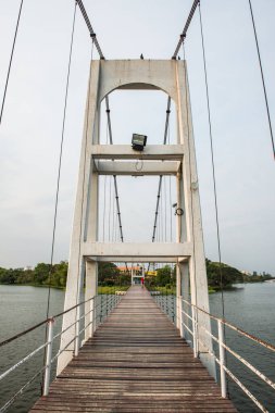 Nong Somboon Gölü, Tayland 'daki asma köprü..