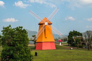Tayland 'da, parkta güzel yel değirmeni.