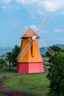 Tayland 'da, parkta güzel yel değirmeni.