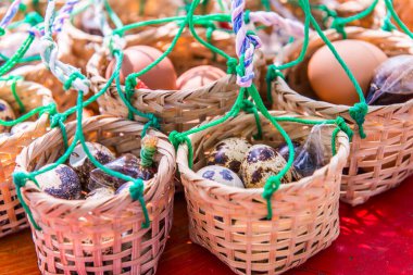 Küçük sepette yumurtalar, Tayland.