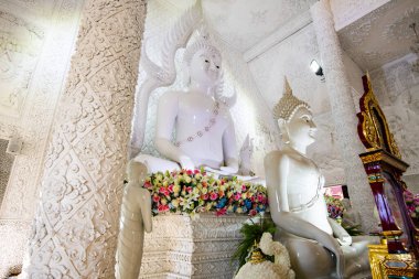CHIANG RAI, THAILAND - 17 Ekim 2019: Huay Pla Kang Tapınağındaki Beyaz Buda Heykeli, Chiang Rai.