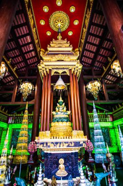 CHIANG RAI, THAILAND - 11 Ekim 2019: Phra Kaew ilindeki Zümrüt Buda.