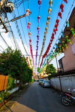 LAMPHUN, THAILAND - 9 Kasım 2019: Lamphun şehrinin Lamphun yolu, Tayland.