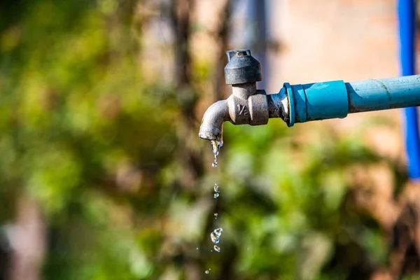 Musluktan akan su damlası, Tayland.