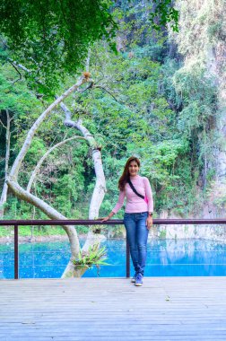 Lom Phu Khew veya Blue Lake with Asia Woman in Tham Phatai Milli Parkı, Lampang Eyaleti.