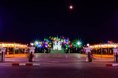 PHAYAO, THAILAND - December 11, 2019 : King Ngam Mueang Monument with Decorative Lanna Lanterns beside Kwan Phayao Lake, Thailand.