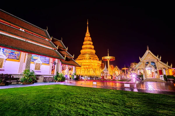 Night Scene Phra Hariphunchai Temple Lamphun Province — Fotografia de Stock