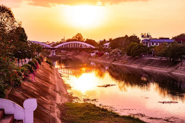 Ratsadaphisek Bridge Wang River Evening Lampang Province —  Fotos de Stock