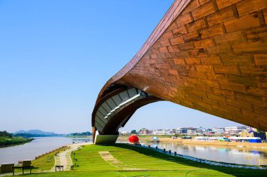 Chao Phraya Nehri 'nin Nakhon Sawan Eyaleti, Tayland' daki modern sembolik binası..