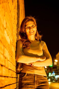 Akşamları duvarları tuğlalı Taylandlı kadın, Chiang Mai..