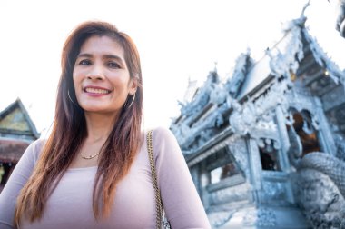 Sri Suphan Tapınağı 'nda Gümüş Kilise geçmişi olan Taylandlı kadın, Chiang Mai Eyaleti..