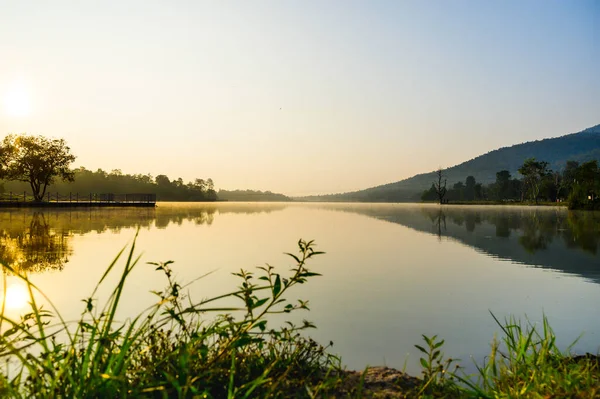 淮屯洞湖清早 清澈的湖景 清澈的空气和清澈的水汽从江西的水面升起 — 图库照片