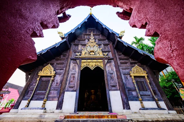 Bingkai Masuk Dengan Gereja Lama Wat Phan Tao Provinsi Chiang — Stok Foto