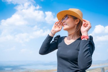 Mae Moh kömür madeninde doğal geçmişi olan Asyalı bir kadın, Lampang.