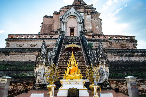 stock image Ancient pagoda in Chedi Luang Varavihara temple, Chiangmai province.