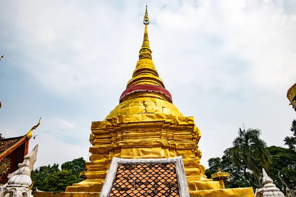 Golden Pagoda Pong Sanuk Temple Lampang Province — стоковое фото