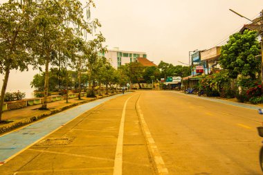 Kwan Phayao Gölü 'nün yanındaki yol, Tayland.