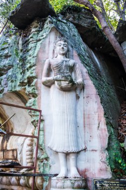 Huai Pha Kiang tapınağında kayalara Buda sanatı oymak, Tayland.