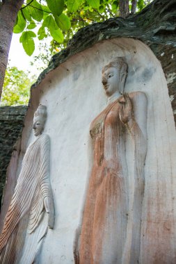 Huai Pha Kiang tapınağında kayalara Buda sanatı oymak, Tayland.