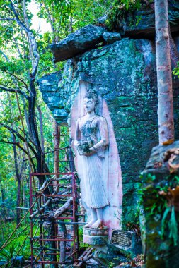 Huai Pha Kiang tapınağında kayalara Buda sanatı oymak, Tayland.