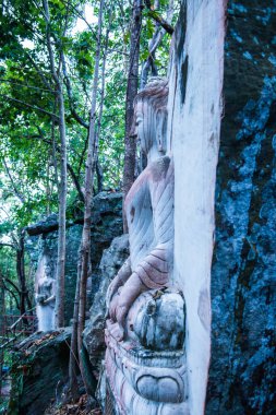 Huai Pha Kiang tapınağında kayalara Buda sanatı oymak, Tayland.