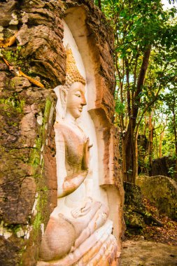 Huai Pha Kiang tapınağında kayalara Buda sanatı oymak, Tayland.