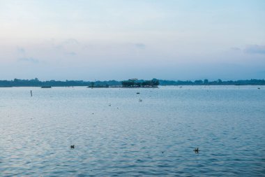 Tayland 'daki Kwan Phayao Gölü' nde Tilok Aram Tapınağı ile göl manzarası.