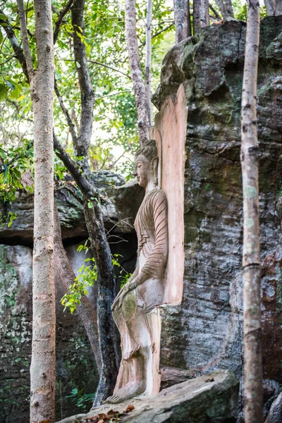 Huai Pha Kiang tapınağında kayalara Buda sanatı oymak, Tayland.