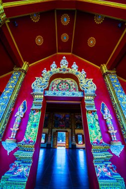 Prayodkhunpol 'deki güzel kapı çerçevesi Wiang Kalong Tapınağı, Tayland.