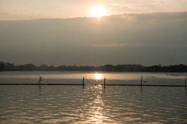 Kwan Phayao Gölü 'nde gün doğumu, Tayland.