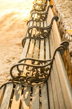 Cherntawan Uluslararası Meditasyon Merkezi, Tayland 'da Walkway ile bankta..