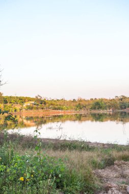 Güneş ışığıyla dağ ve göl, Tayland.