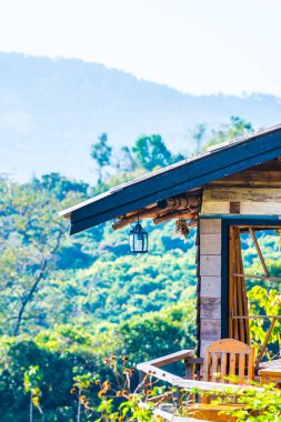 Ev ve Güzel Dağ Manzarası Phu Langka Ulusal Parkı, Tayland.