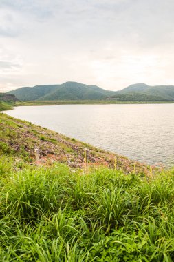 Mae Kuang Udom Thara barajının manzara manzarası, Tayland.