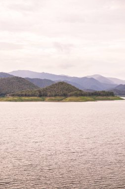 Mae Kuang Udom Thara barajının manzara manzarası, Tayland.