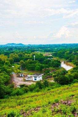 Mae Kuang Udom Thara barajının su dağıtım kanalı, Tayland.