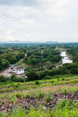 Mae Kuang Udom Thara barajının su dağıtım kanalı, Tayland.