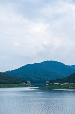 Mae Kuang Udom Thara barajının manzara manzarası, Tayland.