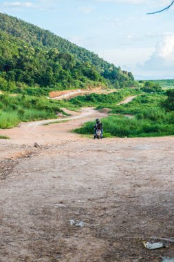 Tayland 'da dağlı küçük bir yol..