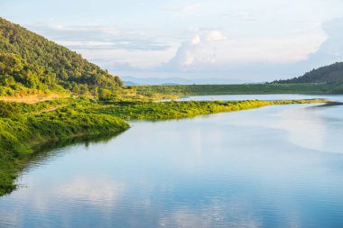 Mae Kuang Udom Thara barajının manzara manzarası, Tayland.