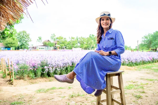 Thai Woman Flower Garden Background Chiang Mai Province Thailand — Foto de Stock
