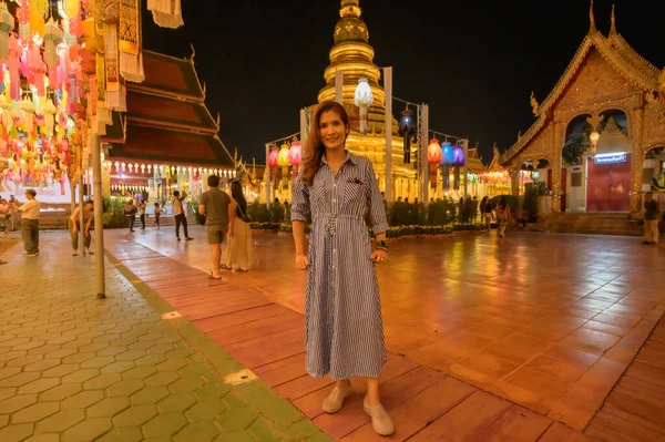 Woman Tourist Lamphun Lantern Festival Night Lamphun Thailand — Stock fotografie