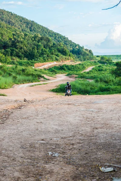 Tayland 'da dağlı küçük bir yol..