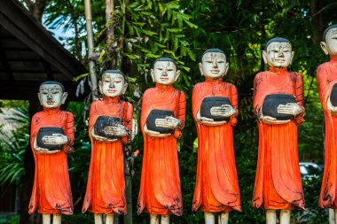 Tayland 'da eski bir keşiş heykeli.